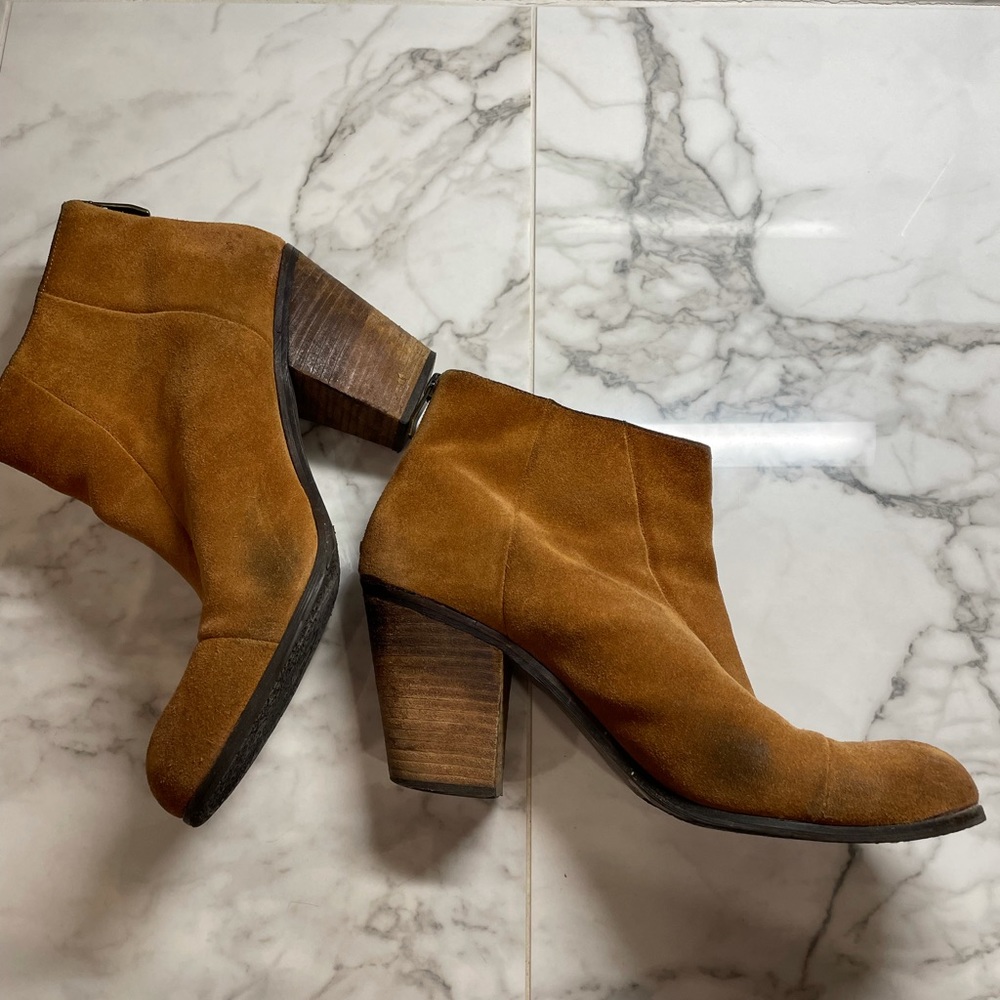 Vince Camuto, size 10, caramel suede booties!